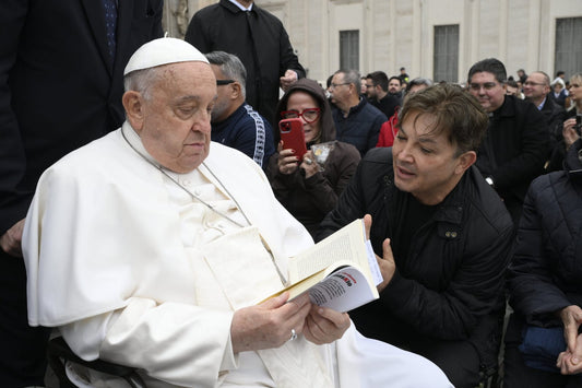 Papa Francesco riceve una copia di "Oltre il Maskio" da parte dell'autore Alessandro Cardente